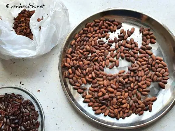 Shelling cocoa beans